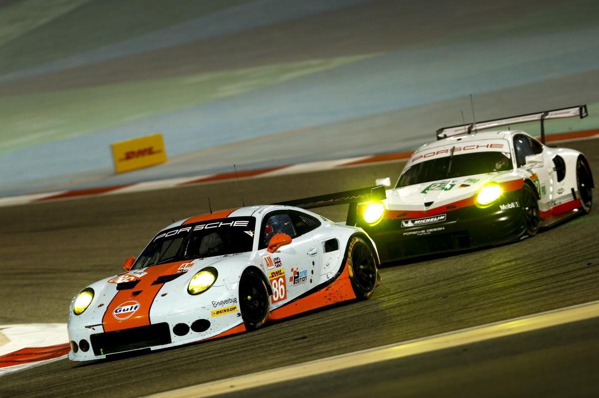 Gr racing. Porsche 911 гонки на выносливость. Пилот Порше гоночная. Gulf Racing Team. Gulf Team Race.